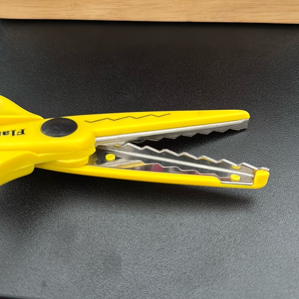 Craft Scissors, 12 different Cutting Designs, EUC - Picture 2 of 16